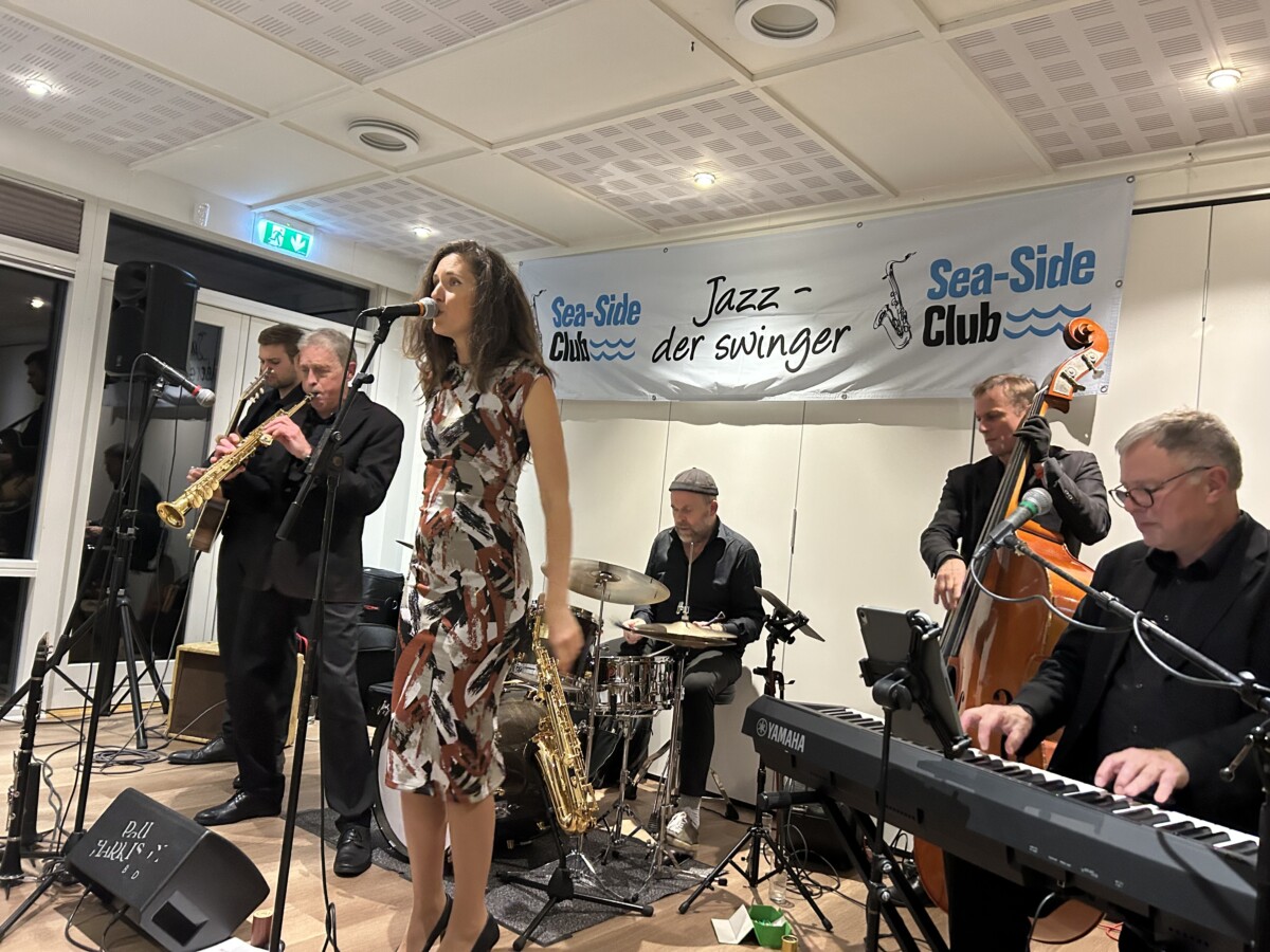 PaulHarrisonBand_EmaGagro_SeaSideClub_Juelsminde_24102025_01