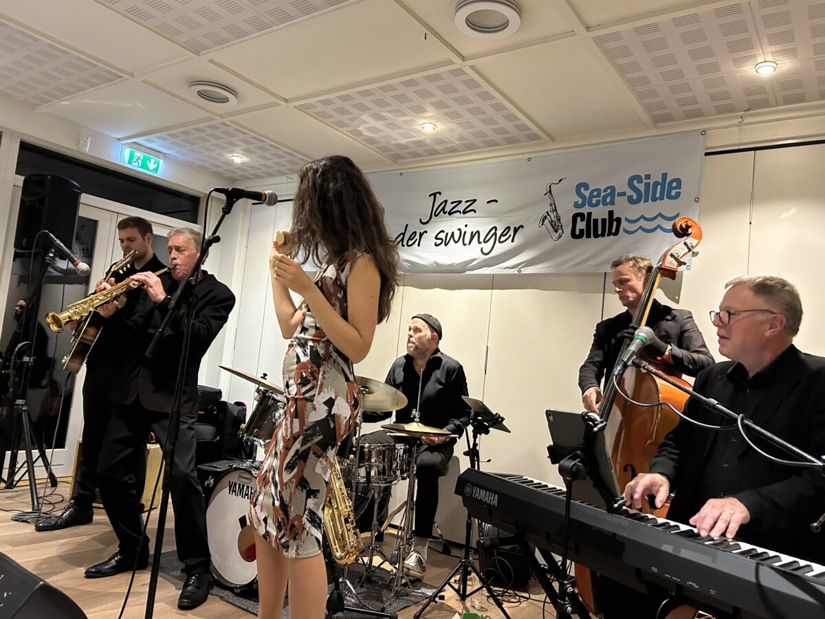 PaulHarrisonBand_EmaGagro_SeaSideClub_Juelsminde_24102025_03